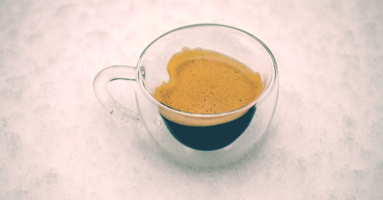 心形杯子里的浓缩咖啡，以说明其健康益处。