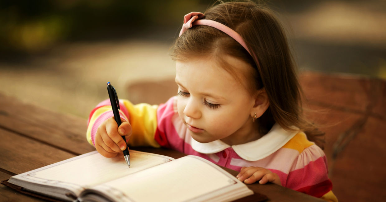 一个小女孩学习写作。